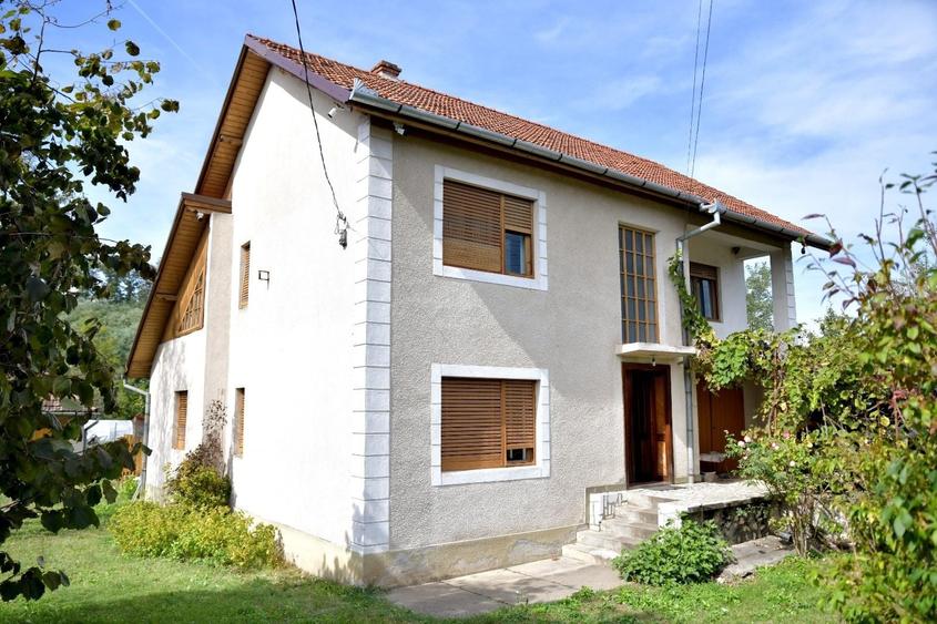 Casă cu 4 camere în Săvârșin