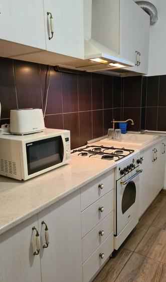Apartament cu 2 camere semidecomandat, mobilat în Central