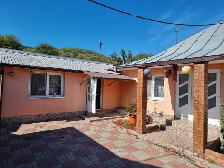 Casă individuală cu 4 camere cu Teren 1072 Mp în Răchitoasa