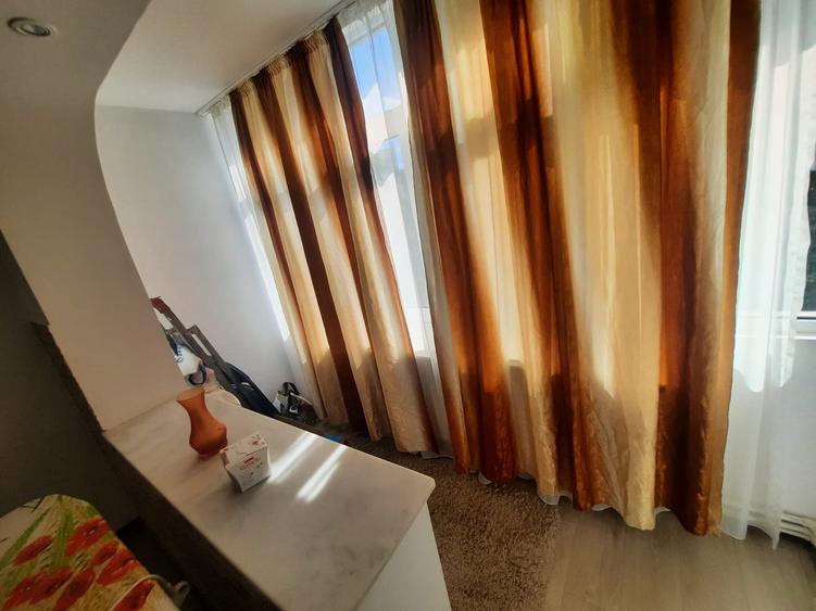 Apartament cu 3 camere semidecomandat, mobilat în Podu Roș