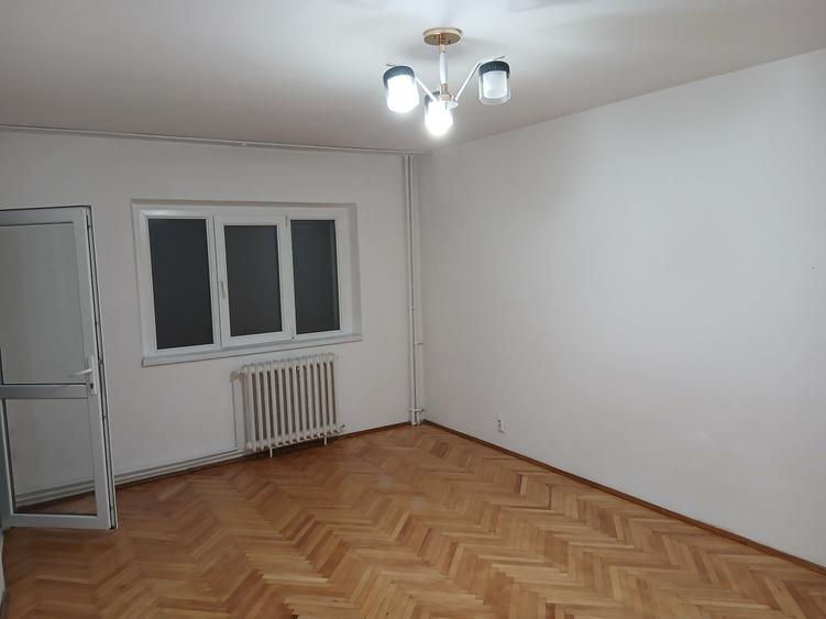 Apartament cu 2 camere decomandat în Nicolina