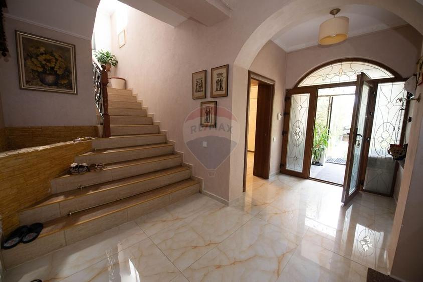 Casă individuală cu 10 camere cu Teren 494 Mp în Periferie