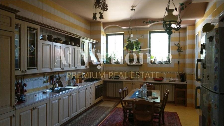 Casă individuală cu 12 camere cu Canalizare în Cotroceni