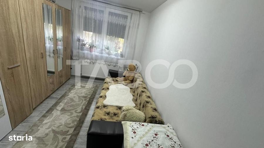 Apartament cu 3 camere decomandat în Roșia