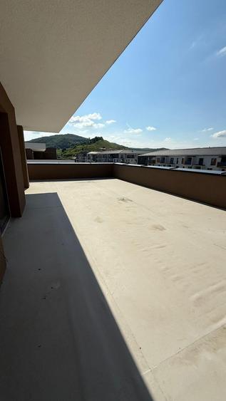 Apartament cu 3 camere semidecomandat în Florești