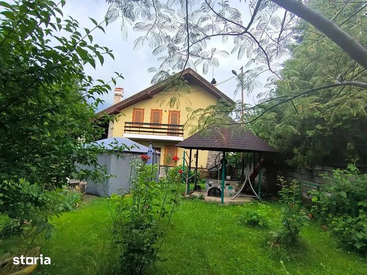 Casă cu 7 camere cu Teren 840 Mp în Central