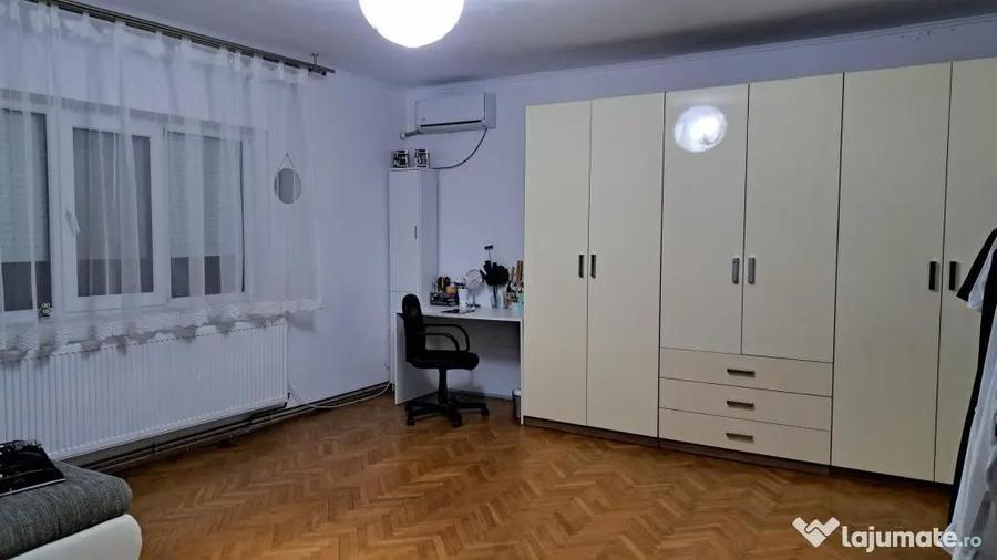 Apartament cu 4 camere decomandat în Aradul Nou