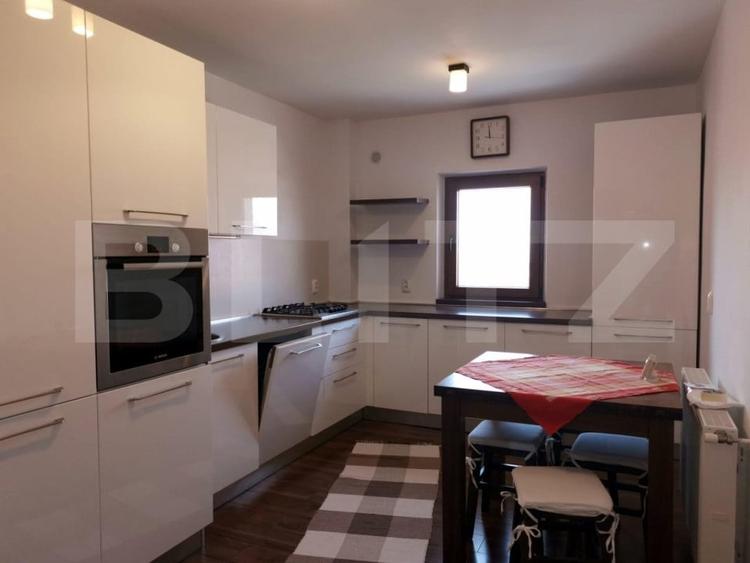 Apartament cu 3 camere semidecomandat, mobilat în Între Lacuri