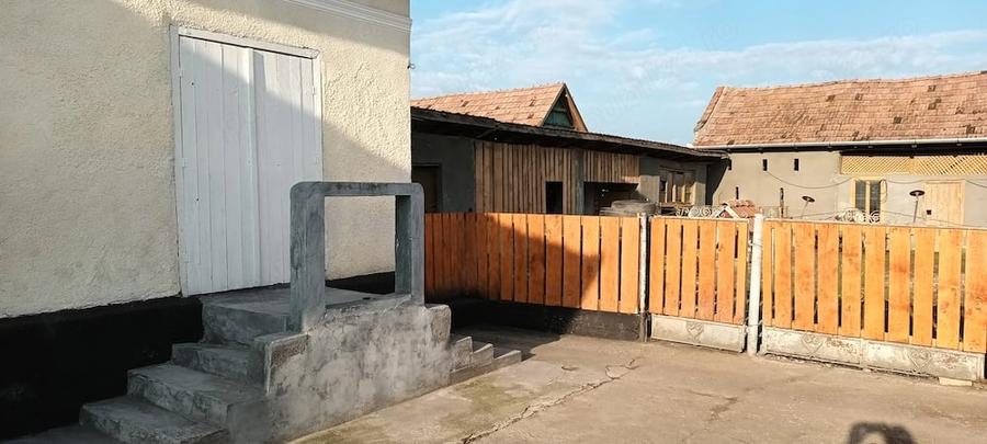 Casă cu 6 camere cu Teren 1323 Mp în Leorinț