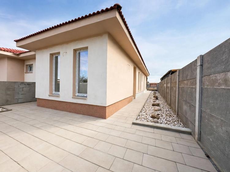 Duplex cu 3 camere cu Canalizare în Ghiroda