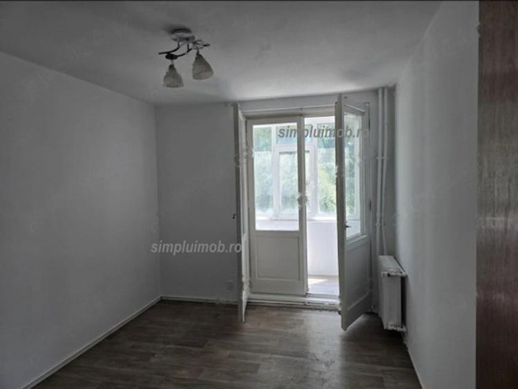 Apartament cu 3 camere semidecomandat în P-ța Gorjului