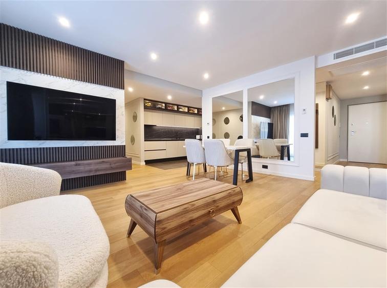 Apartament cu 4 camere semidecomandat, mobilat în Herăstrău