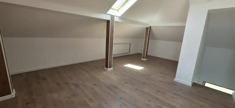Casă individuală cu 5 camere cu Teren 409 Mp în Vest