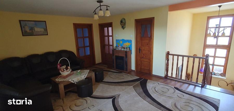 Casă cu 7 camere cu Teren 748 Mp în Borlești