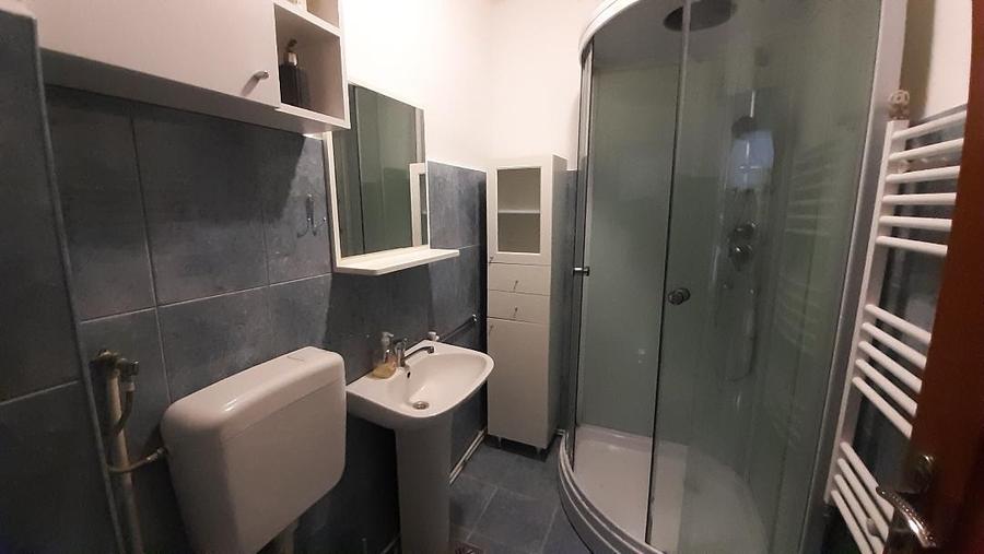 Apartament cu 2 camere semidecomandat, mobilat în Central