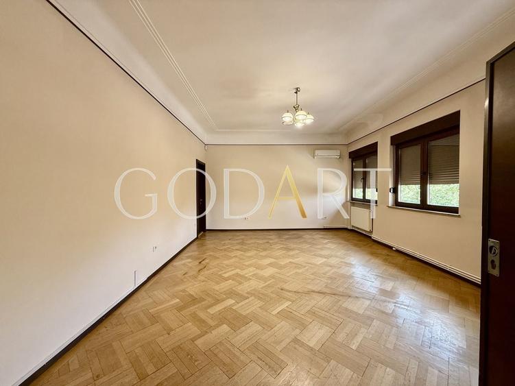 Apartament cu 5 camere decomandat în Dorobanți