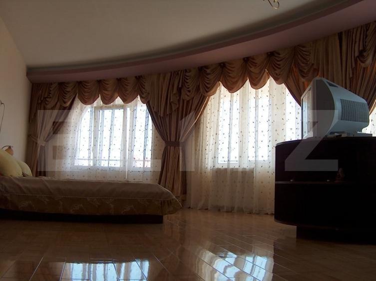 Casă individuală cu 8 camere cu Piscina în Micro 1