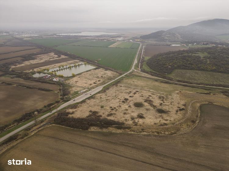 Teren de 8600 mp, în Ineu