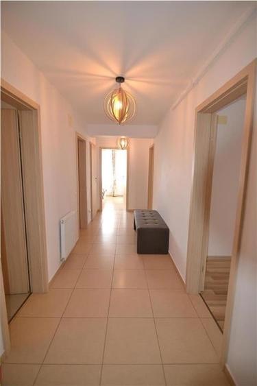 Apartament cu 3 camere decomandat în Tractorul