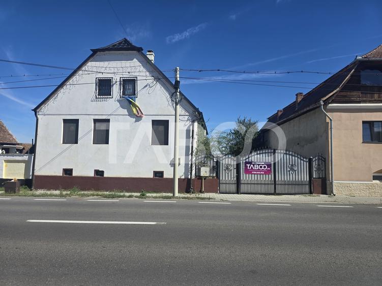 Casă individuală cu 7 camere cu Canalizare în Șura Mică