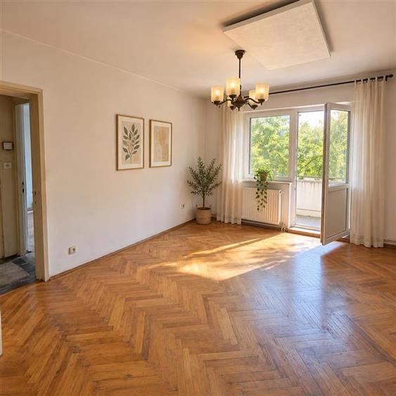 Apartament cu 3 camere semidecomandat în Vlahuță