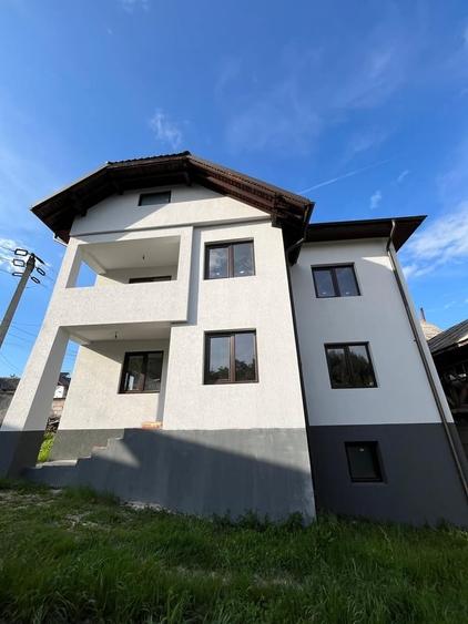 Casă cu 6 camere cu Teren 678 Mp în Central