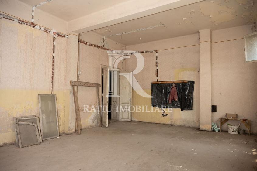 Casă individuală cu 10 camere cu Canalizare în Ultracentral