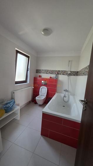 Casă individuală cu 4 camere cu Canalizare în Central
