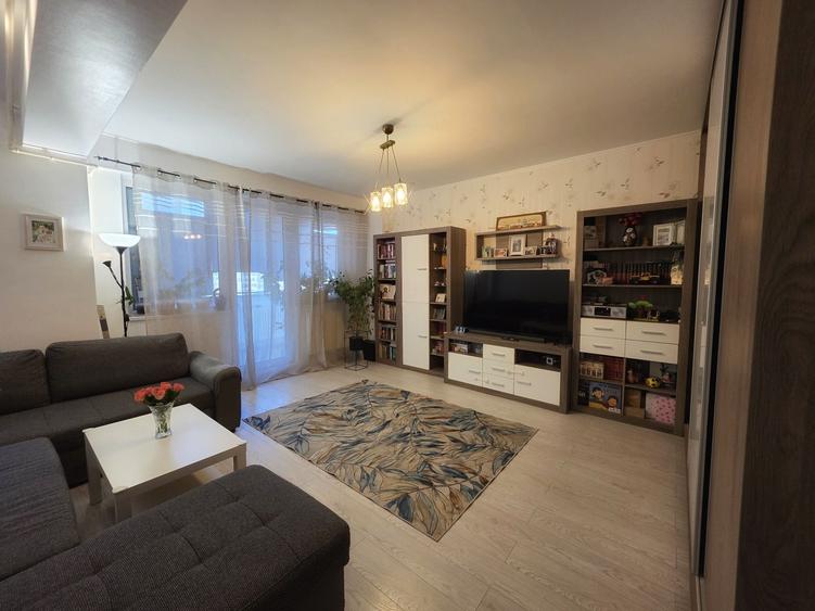 Apartament cu 3 camere decomandat în Roșu