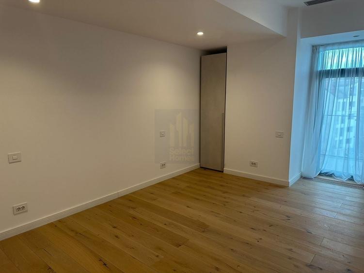 Apartament cu 4 camere semidecomandat, mobilat în Eminescu