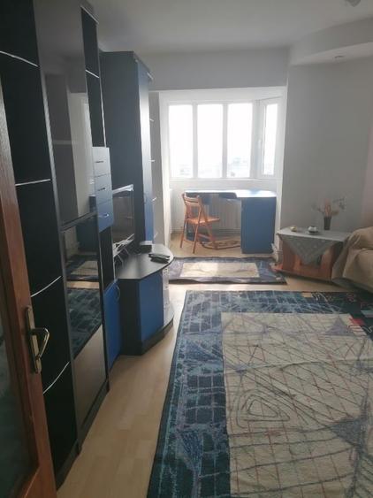 Apartament cu 3 camere decomandat în Far