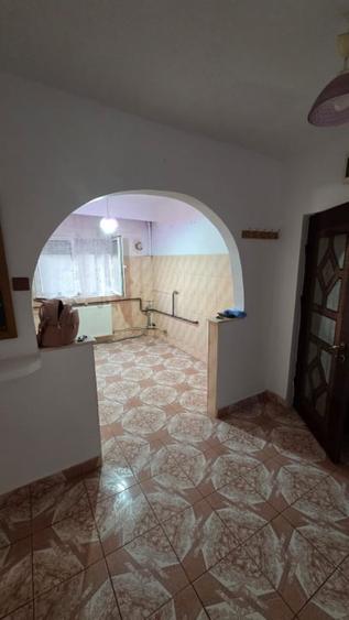 Apartament cu 3 camere semidecomandat, mobilat în Micro 16