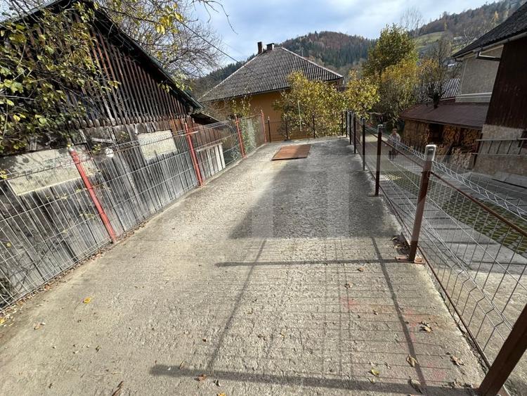 Casă individuală cu 6 camere cu Canalizare în Câmpeni