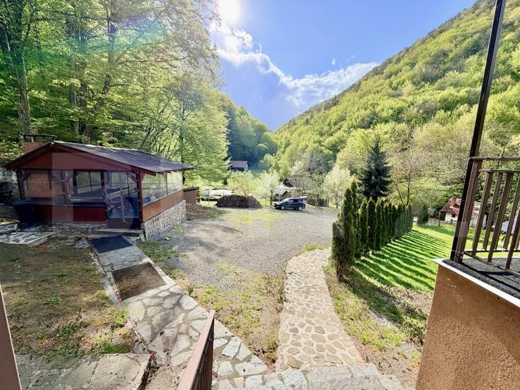 Casă individuală cu 6 camere cu Teren 3000 Mp în Periferie