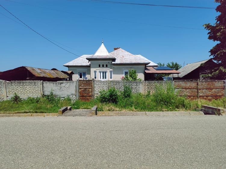 Casă cu 4 camere în Orlești