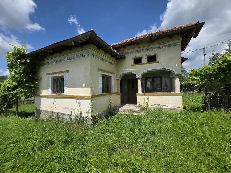 Casă cu 3 camere cu Teren 3064 Mp în Cârstieni