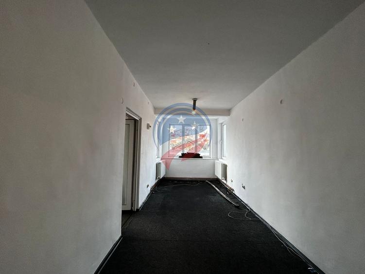 Casă individuală cu 8 camere cu Canalizare în Ultracentral