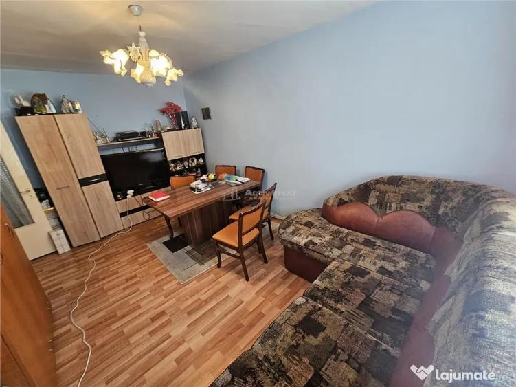Apartament cu 3 camere decomandat în Micro IV