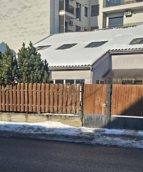 Casă individuală cu 5 camere cu Canalizare în Plopilor