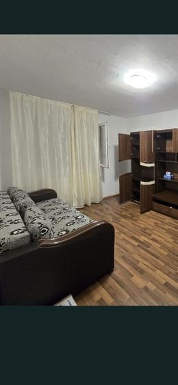 Apartament cu 2 camere decomandat în Tractorul