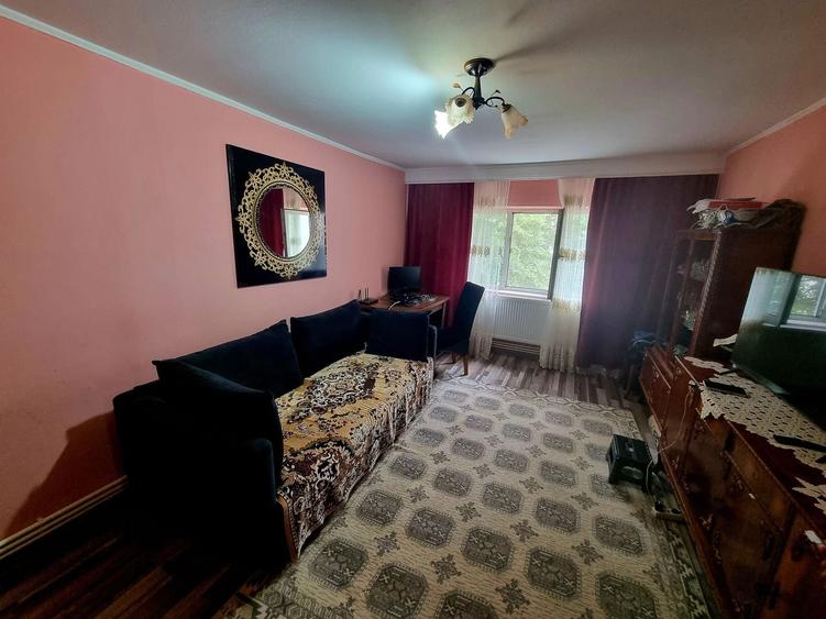 Apartament cu 4 camere decomandat, mobilat în Dacia