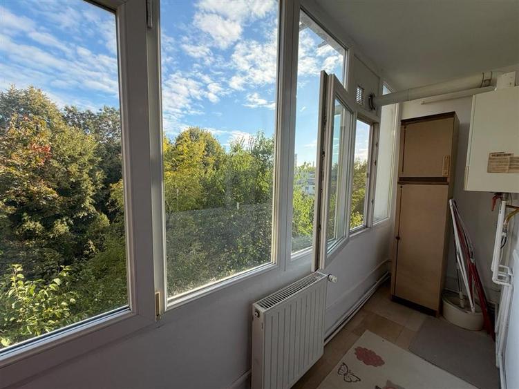 Apartament cu 4 camere decomandat în Podu Roș