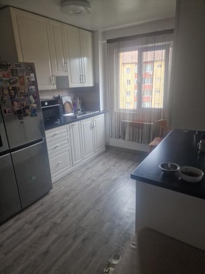 Apartament cu 3 camere semidecomandat în Central
