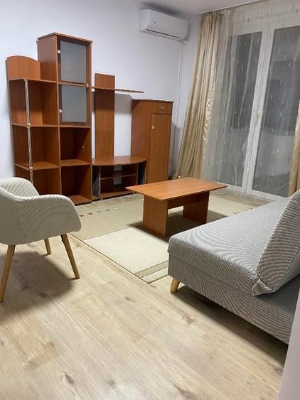 Apartament cu 3 camere semidecomandat, mobilat în Ștefan cel Mare