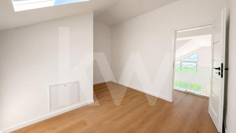 Apartament cu 4 camere decomandat în Cristian