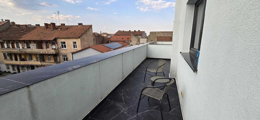 Apartament cu 3 camere decomandat în Boul Roșu
