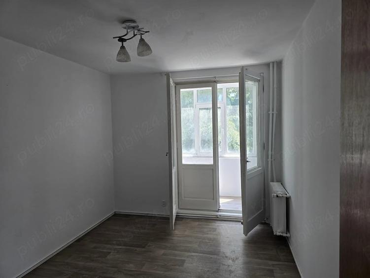 Apartament cu 3 camere semidecomandat în Militari