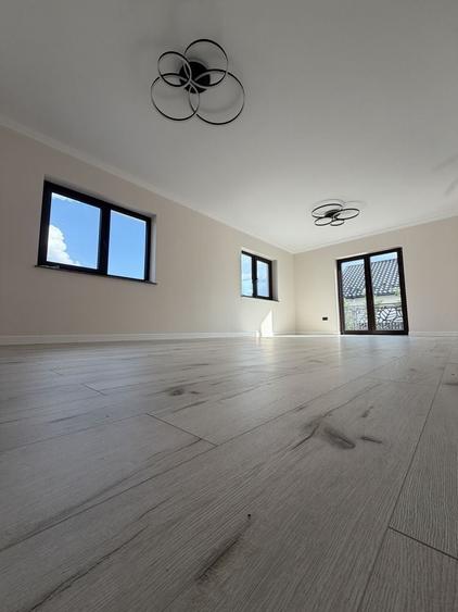 Casă cu 4 camere în Manolești