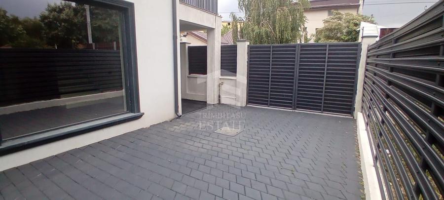 Casă individuală cu 7 camere cu Canalizare în Colentina