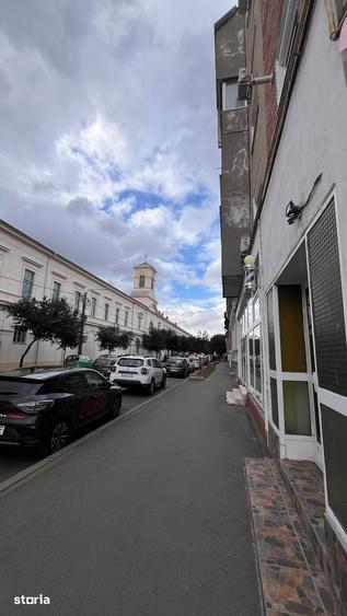 Apartament cu 2 camere semidecomandat în Intim